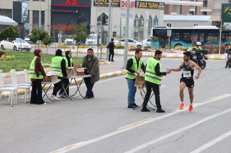 ŞANLIURFA’DA 11 NİSAN KOŞUSU RENKLİ GÖRÜNTÜLERE SAHNE OLDU