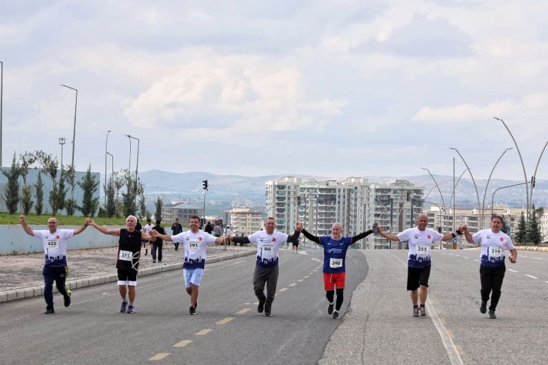 ŞANLIURFA’DA 11 NİSAN KOŞUSU RENKLİ GÖRÜNTÜLERE SAHNE OLDU