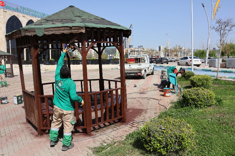 HALİLİYE BELEDİYESİ’NDEN PARK VE YEŞİL ALANLARDA BAKIM SEFERBERLİĞİ