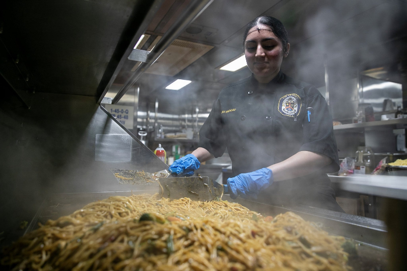 ABD Donanması’ndan “yemek kıtlığı” iddialarına fotoğraflı yanıt