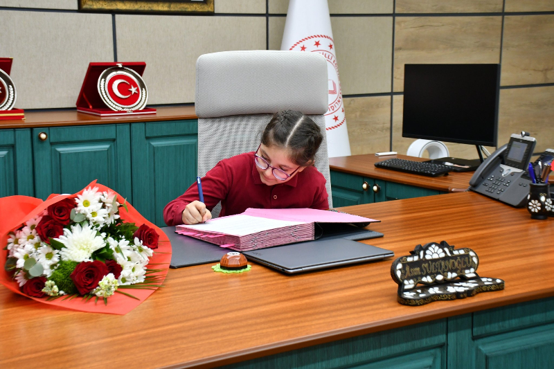 23 Nisan’da Minik Zeynep İl Milli Eğitim Müdürü Koltuğuna Oturdu