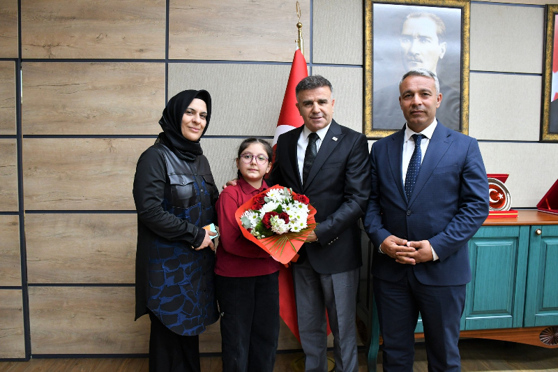 23 Nisan’da Minik Zeynep İl Milli Eğitim Müdürü Koltuğuna Oturdu