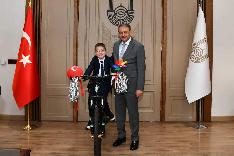 23 Nisan’da Şanlıurfa Valiliği Koltuğu Minik Mehmet’e Emanet Edildi