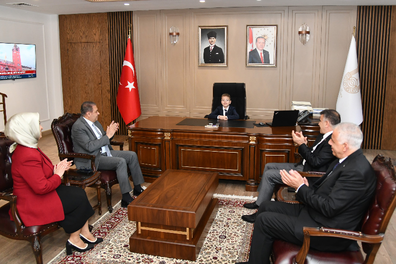 23 Nisan’da Şanlıurfa Valiliği Koltuğu Minik Mehmet’e Emanet Edildi