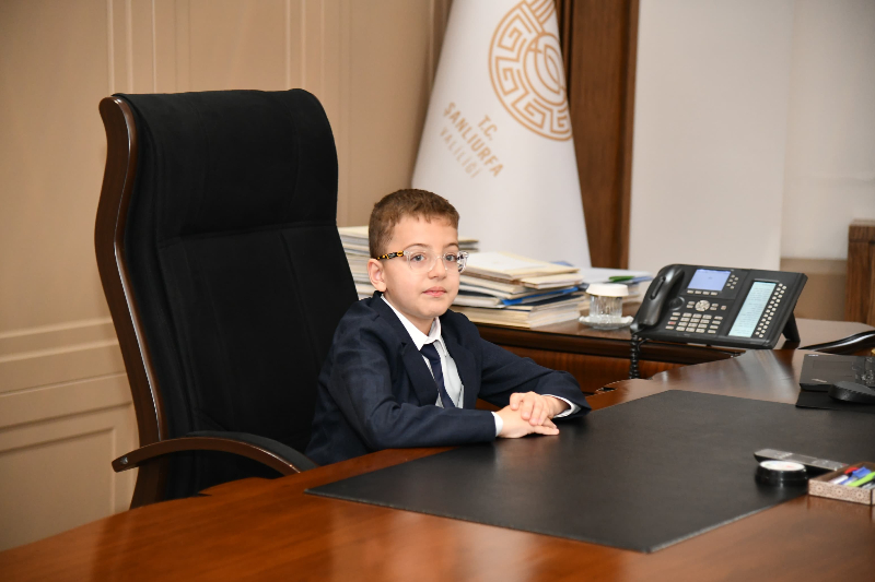 23 Nisan’da Şanlıurfa Valiliği Koltuğu Minik Mehmet’e Emanet Edildi