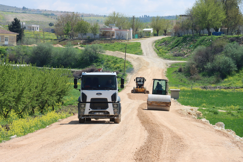 BÜYÜKŞEHİR, 14 KİLOMETRELİK GRUP YOLUNU ASFALTLA BULUŞTURUYOR