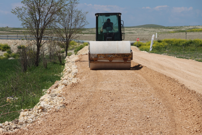 BÜYÜKŞEHİR, 14 KİLOMETRELİK GRUP YOLUNU ASFALTLA BULUŞTURUYOR