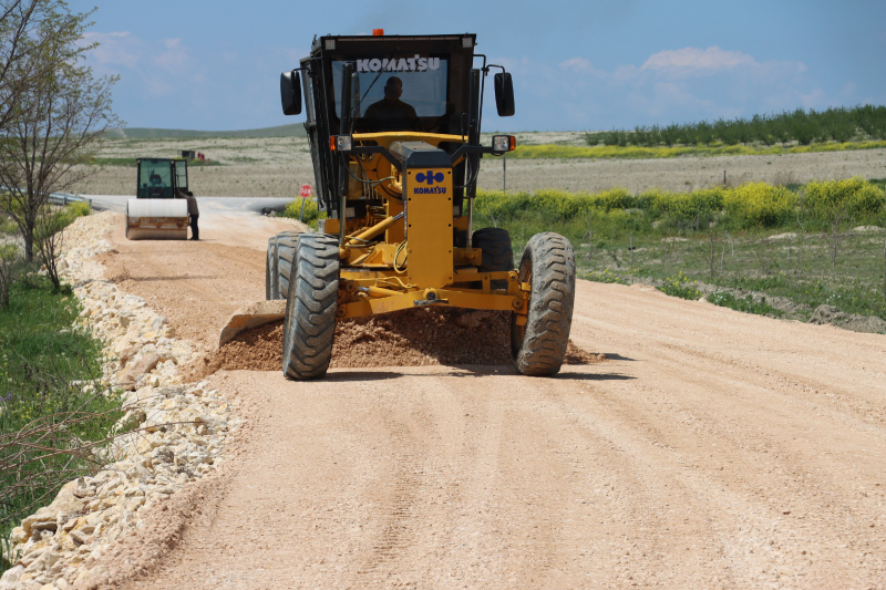 BÜYÜKŞEHİR, 14 KİLOMETRELİK GRUP YOLUNU ASFALTLA BULUŞTURUYOR