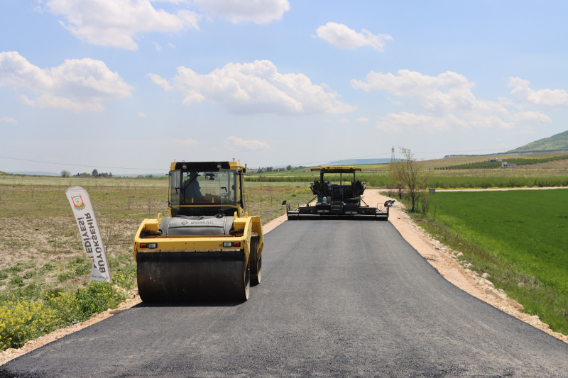 BÜYÜKŞEHİR, 14 KİLOMETRELİK GRUP YOLUNU ASFALTLA BULUŞTURUYOR