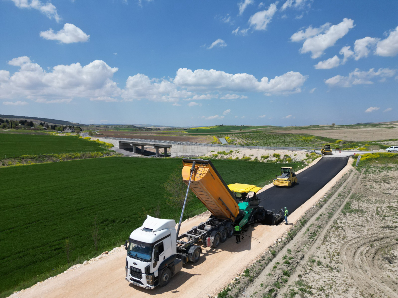 BÜYÜKŞEHİR, 14 KİLOMETRELİK GRUP YOLUNU ASFALTLA BULUŞTURUYOR