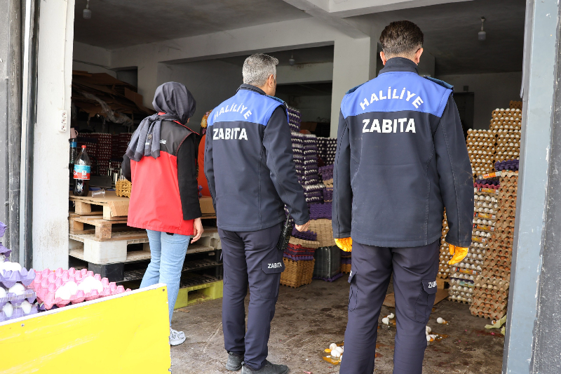 HALİLİYE’DE SAĞLIKSIZ DEPOYA BASKIN: 5 BİN KOLİ YUMURTA İMHA EDİLDİ