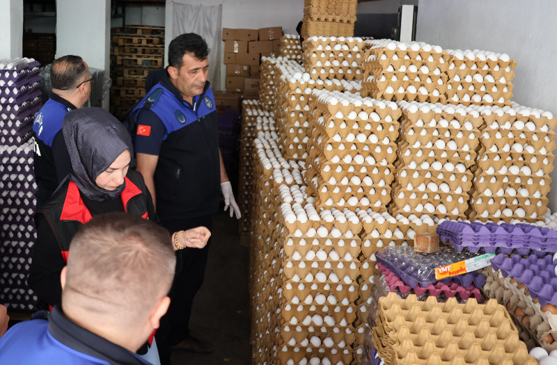 HALİLİYE’DE SAĞLIKSIZ DEPOYA BASKIN: 5 BİN KOLİ YUMURTA İMHA EDİLDİ