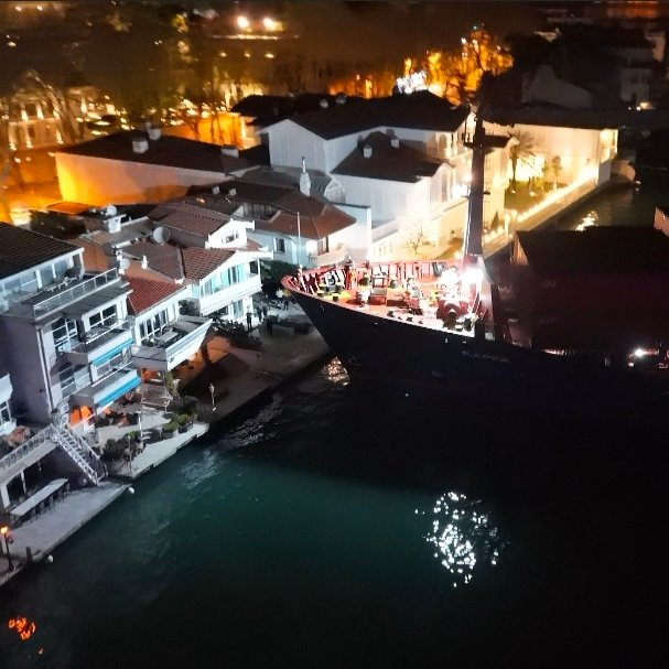 İSTANBUL BOĞAZI’NDA TEHLİKE ATLATILDI: GEMİ YALIYA METRELER KALA KURTARILDI