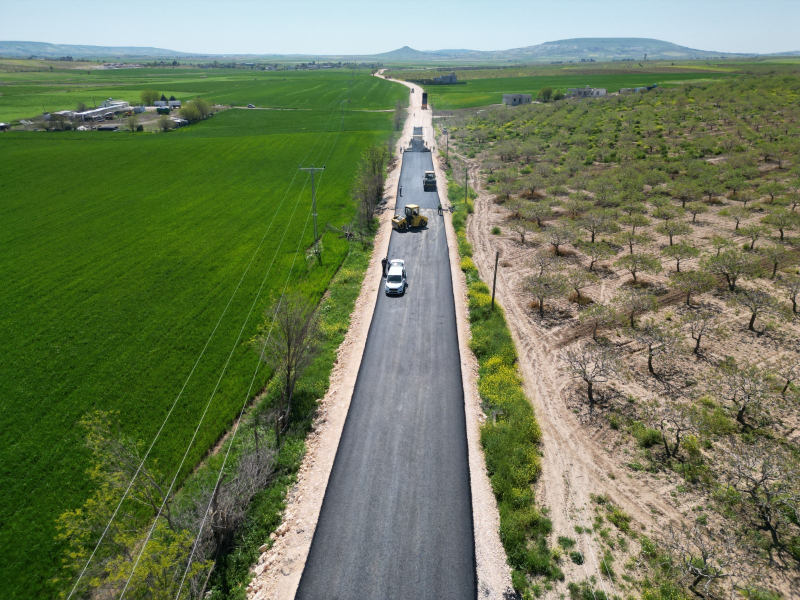 ŞANLIURFA’DA 14 KİLOMETRELİK GRUP YOLUNDA ASFALT SEFERBERLİĞİ SÜRÜYOR