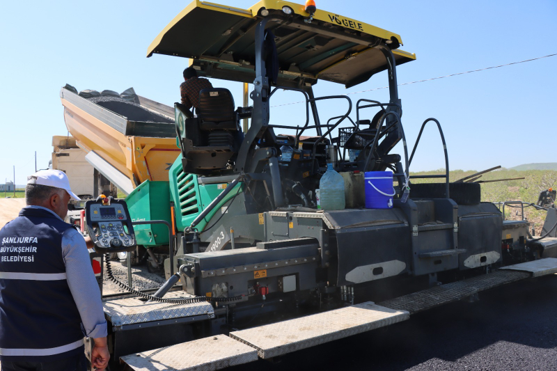 ŞANLIURFA’DA 14 KİLOMETRELİK GRUP YOLUNDA ASFALT SEFERBERLİĞİ SÜRÜYOR