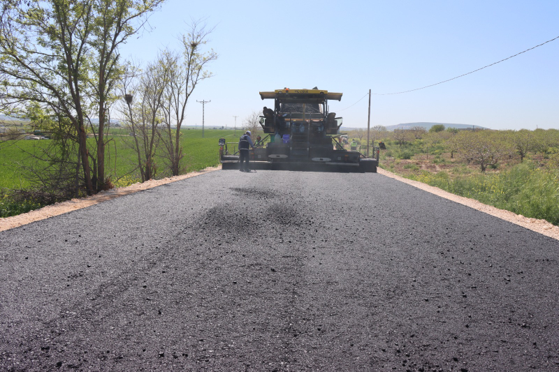 ŞANLIURFA’DA 14 KİLOMETRELİK GRUP YOLUNDA ASFALT SEFERBERLİĞİ SÜRÜYOR