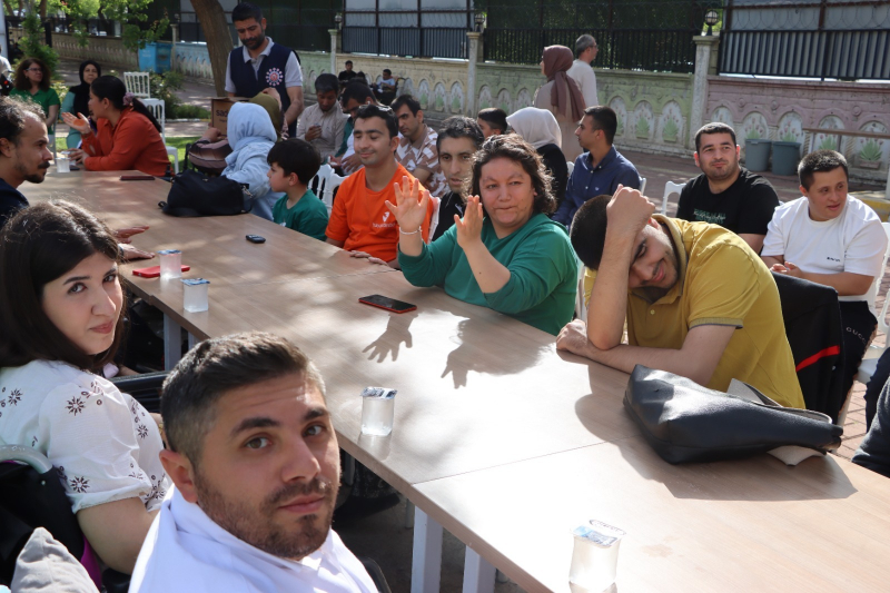 ENGELSİZ HAYATLAR SIRA GECESİYLE MORAL BULDU