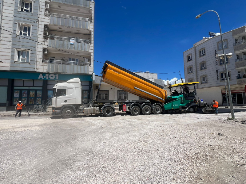 BÜYÜKŞEHİR, UĞUR BORAN CADDESİ’NDE ASFALT SERİMİNE BAŞLADI