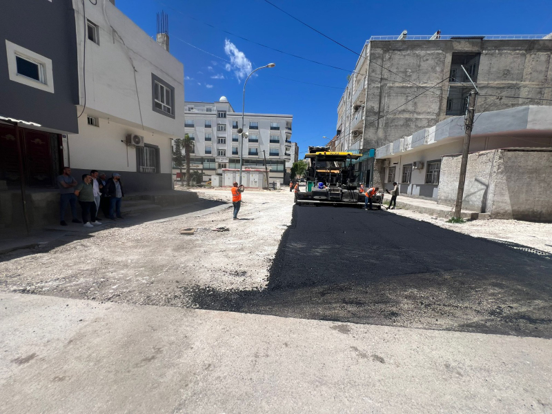 BÜYÜKŞEHİR, UĞUR BORAN CADDESİ’NDE ASFALT SERİMİNE BAŞLADI