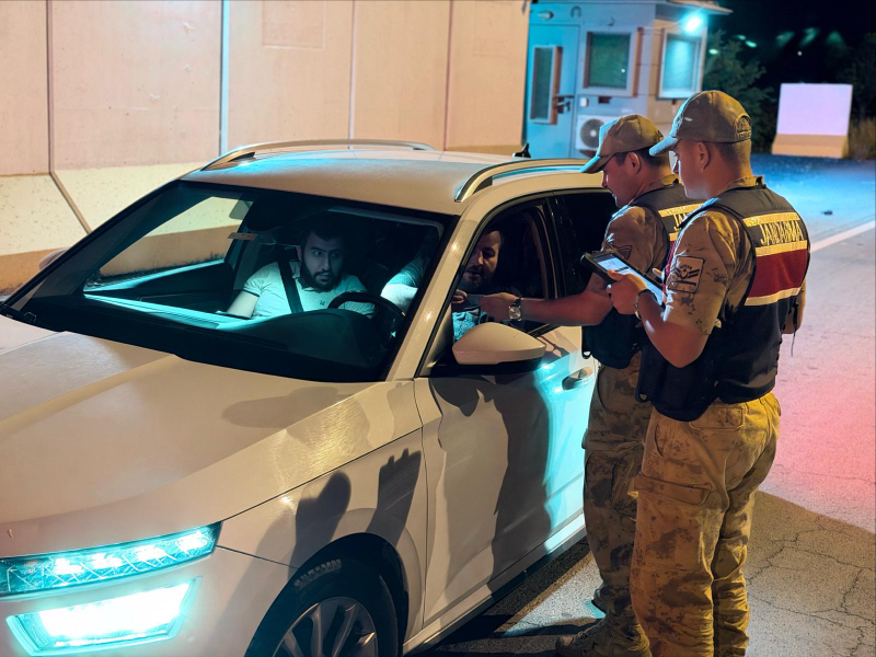 Jandarmadan Urfa Yollarında Sıkı "Bayram" Denetimi: Sürücülere Hayati Uyarılar Jandarmadan Urfa Yollarında Sıkı "Bayram" Denetimi: Sürücülere Hayati Uyarılar