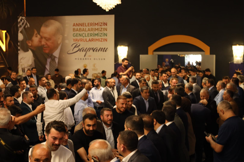 AK PARTİ ŞANLIURFA’DA SÖNÜK BAYRAMLAŞMA: BEKİR BOZDAĞ KATILMADI, VEKİLLER SINIFTA KALDI! AK PARTİ ŞANLIURFA’DA SÖNÜK BAYRAMLAŞMA: BEKİR BOZDAĞ KATILMADI, VEKİLLER SINIFTA KALDI!