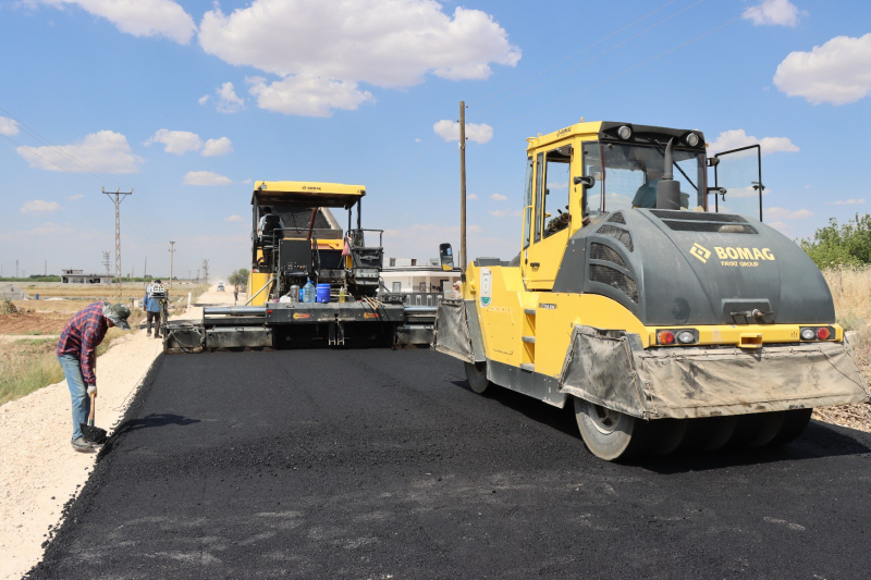HARRAN-AKÇAKALE GRUP YOLUNDA SICAK ASFALT SERİMİ BAŞLADI