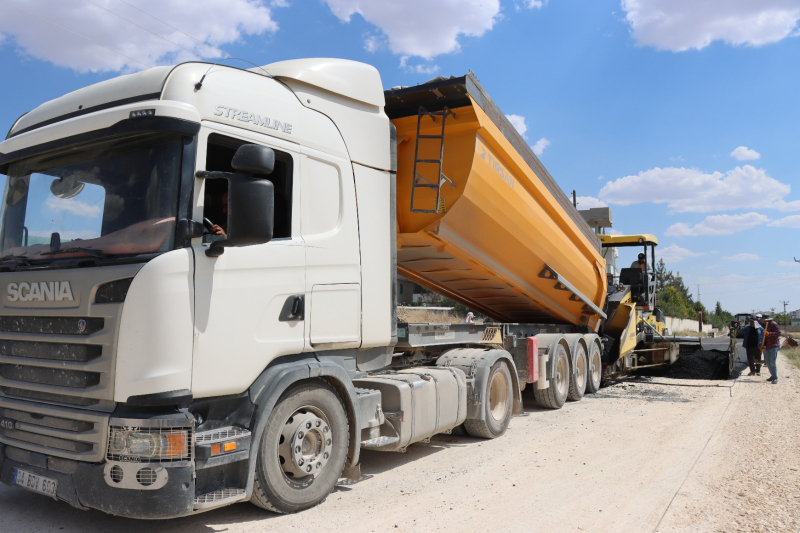 HARRAN-AKÇAKALE GRUP YOLUNDA SICAK ASFALT SERİMİ BAŞLADI