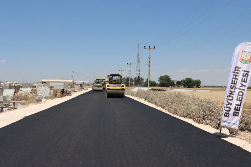 HARRAN-AKÇAKALE GRUP YOLUNDA SICAK ASFALT SERİMİ BAŞLADI