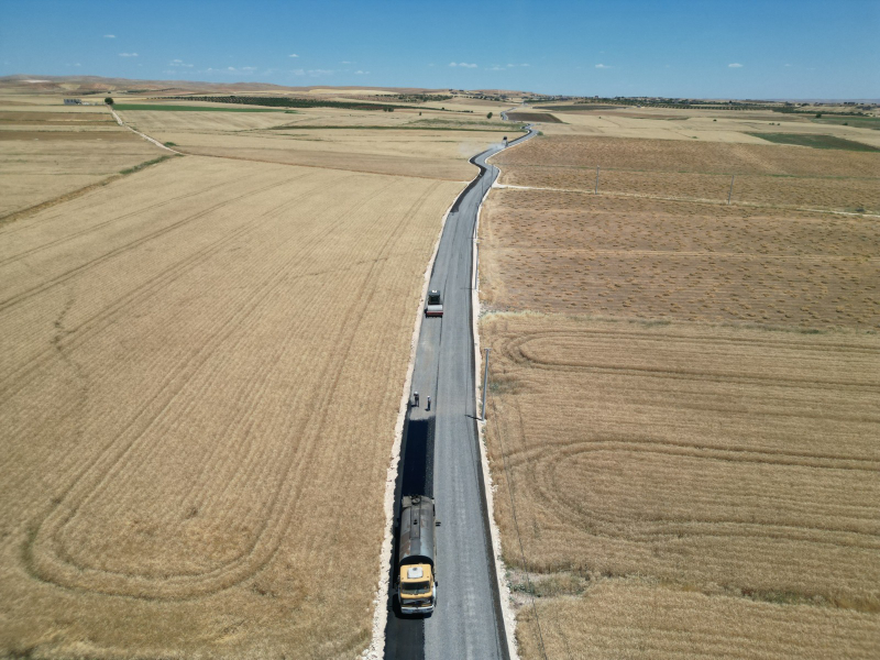 HALİLİYE KIRSALINDA YOLLAR SATHİ ASFALT KAPLAMAYLA YENİLENİYOR