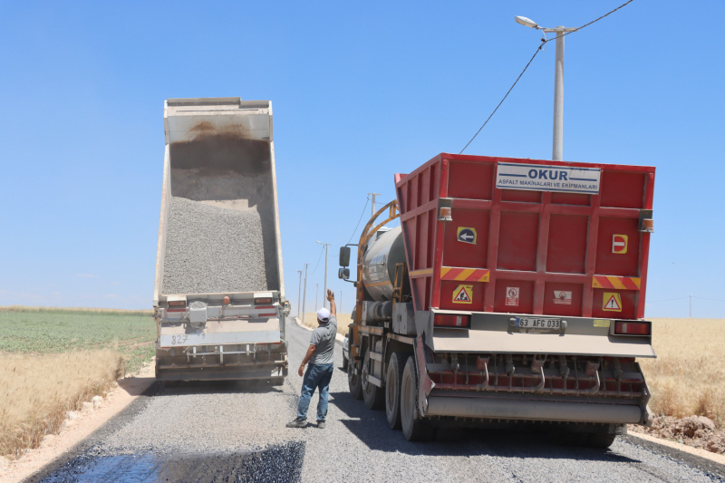 HALİLİYE KIRSALINDA YOLLAR SATHİ ASFALT KAPLAMAYLA YENİLENİYOR