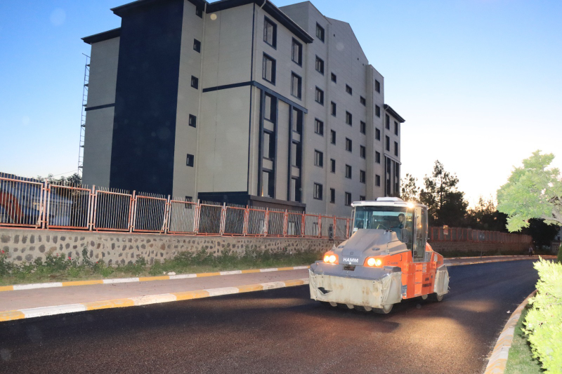 ŞANLIURFA BÜYÜKŞEHİR BELEDİYESİ'NDEN ESENTEPE MAHALLESİ'NDE SICAK ASFALT ÇALIŞMASI