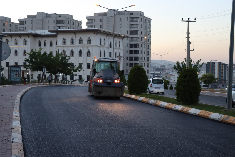 ŞANLIURFA BÜYÜKŞEHİR BELEDİYESİ'NDEN ESENTEPE MAHALLESİ'NDE SICAK ASFALT ÇALIŞMASI