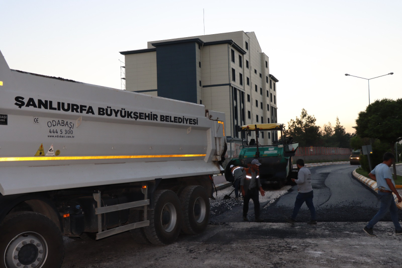 ŞANLIURFA BÜYÜKŞEHİR BELEDİYESİ'NDEN ESENTEPE MAHALLESİ'NDE SICAK ASFALT ÇALIŞMASI