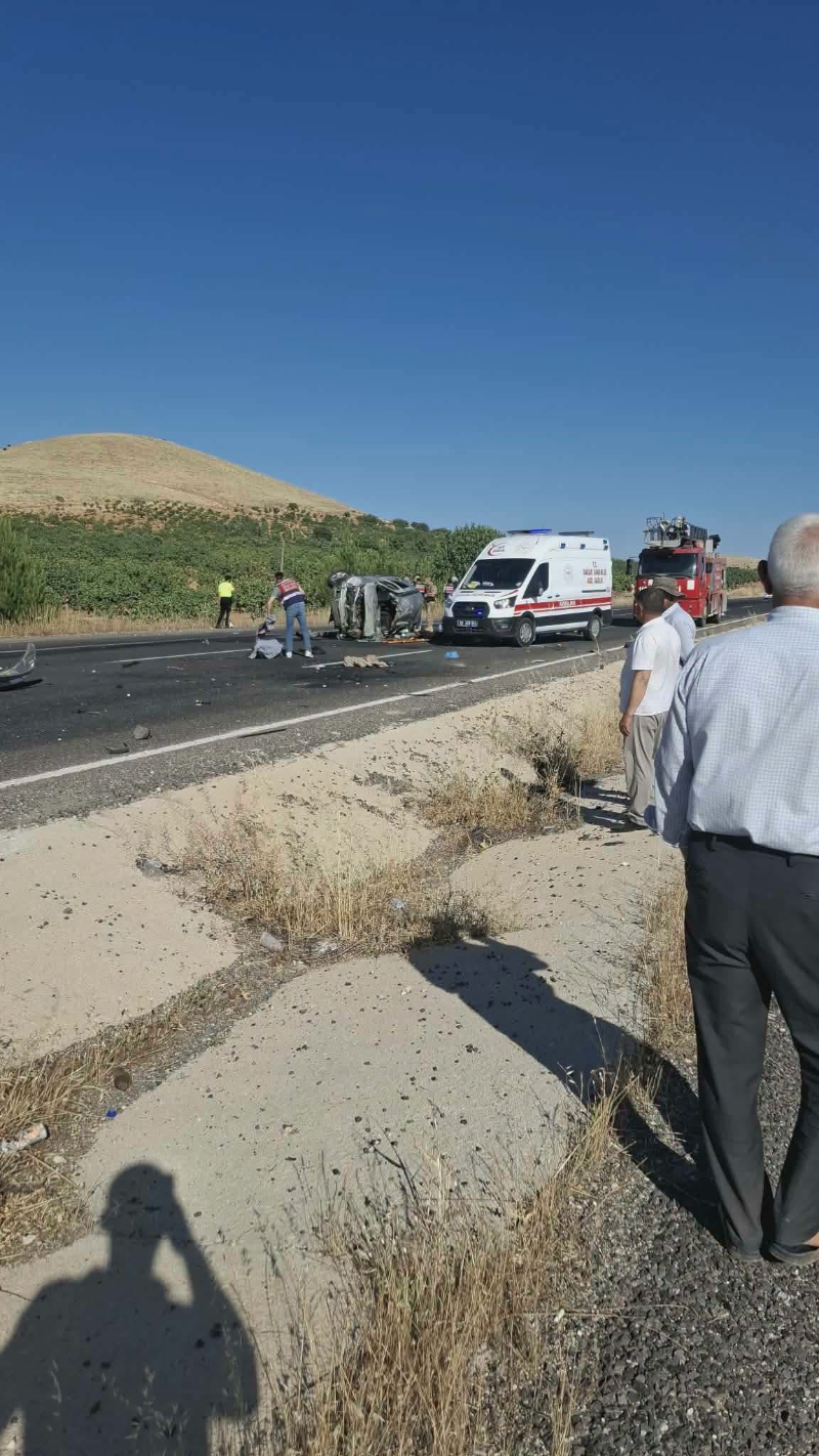 BOZOVA’DA FECİ KAZA: 2 ÖLÜ, 2 AĞIR YARALI BOZOVA’DA FECİ KAZA: 2 ÖLÜ, 2 AĞIR YARALI