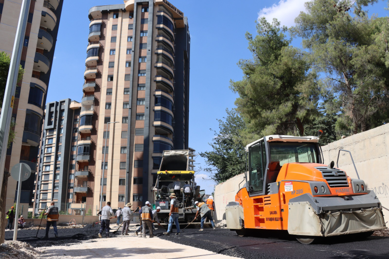 BÜYÜKŞEHİR, AKPIYAR MAHALLESİ’NDE YOLLARI SICAK ASFALTLA YENİLİYOR