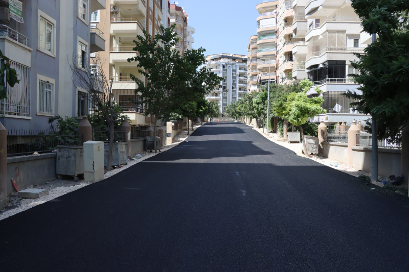 BÜYÜKŞEHİR, AKPIYAR MAHALLESİ’NDE YOLLARI SICAK ASFALTLA YENİLİYOR