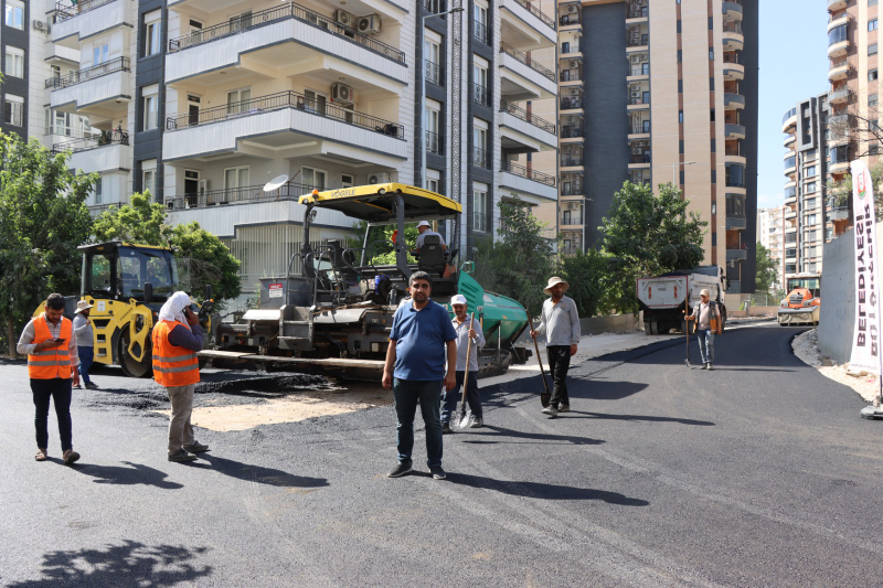 BÜYÜKŞEHİR, AKPIYAR MAHALLESİ’NDE YOLLARI SICAK ASFALTLA YENİLİYOR
