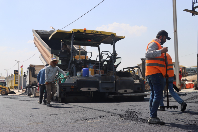 BÜYÜKŞEHİR’İN ASFALT ÇALIŞMASI ESNAFIN YÜZÜNÜ GÜLDÜRDÜ