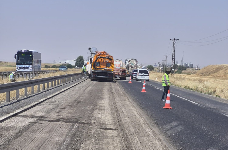 Sosyal Medya Tepki Göstermişti, Vali Şıldak Müjdeyi Verdi: Şanlıurfa-Mardin Hattında Büyük Yol Çalışması Başladı!