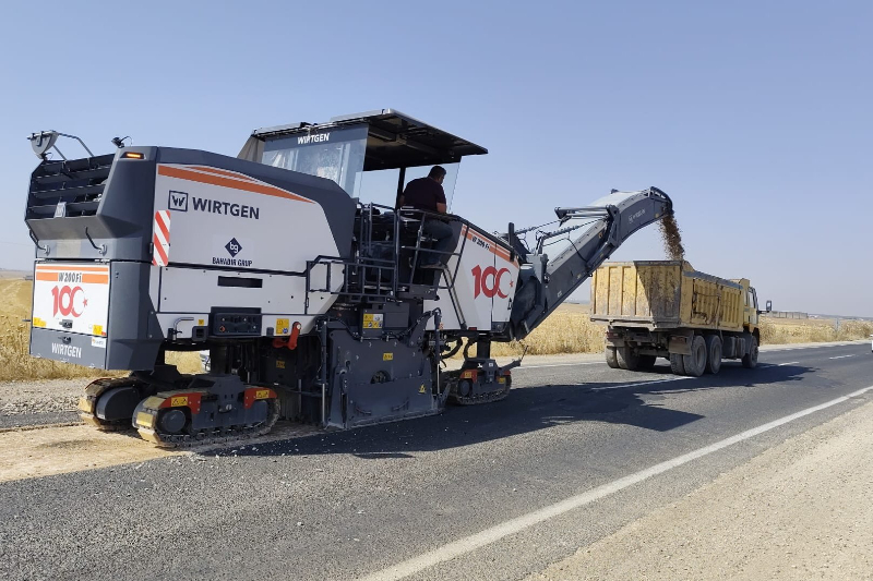 Sosyal Medya Tepki Göstermişti, Vali Şıldak Müjdeyi Verdi: Şanlıurfa-Mardin Hattında Büyük Yol Çalışması Başladı!