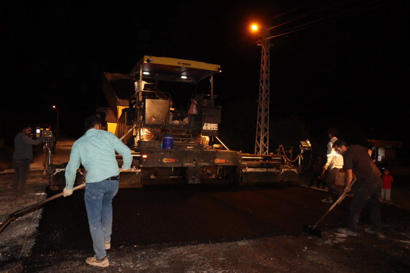 HARRAN-AKÇAKALE GRUP YOLUNDA ASFALT MESAİSİ HIZ KESMİYOR