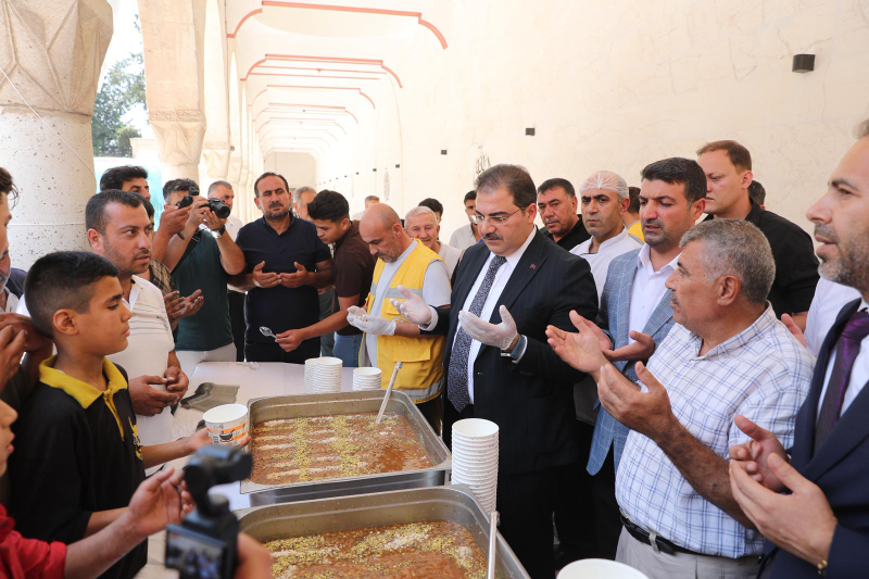 BAŞKAN CANPOLAT, VATANDAŞLARLA AŞURE BEREKETİNİ PAYLAŞTI