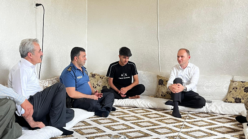 Siverek Kaymakamı Salih Sak'tan Yaralı Öğrencilere Karne Ziyareti