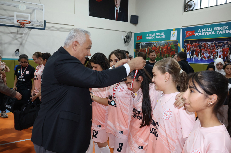 GENÇ SPORCULAR HALİLİYE'DE VOLEYBOL COŞKUSU YAŞADI