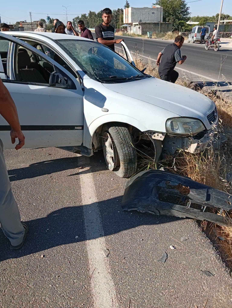 Akçakale'de Feci Kaza: Otomobil Refüje Saplandı, 4 Yaralı!