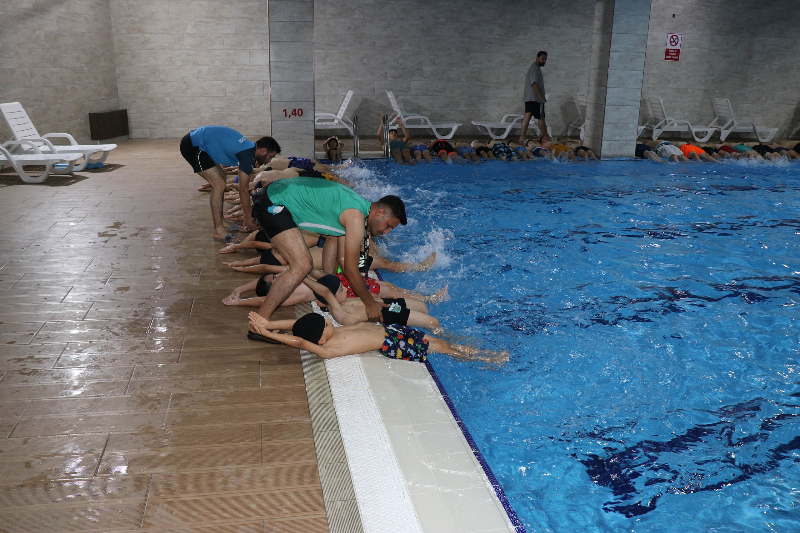 HALİLİYE BELEDİYESİ YAZ SPOR OKULLARINDA YÜZME KURSLARIYLA YAZ DOLU DOLU GEÇİYOR