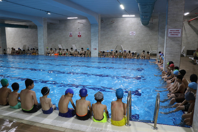 HALİLİYE BELEDİYESİ YAZ SPOR OKULLARINDA YÜZME KURSLARIYLA YAZ DOLU DOLU GEÇİYOR