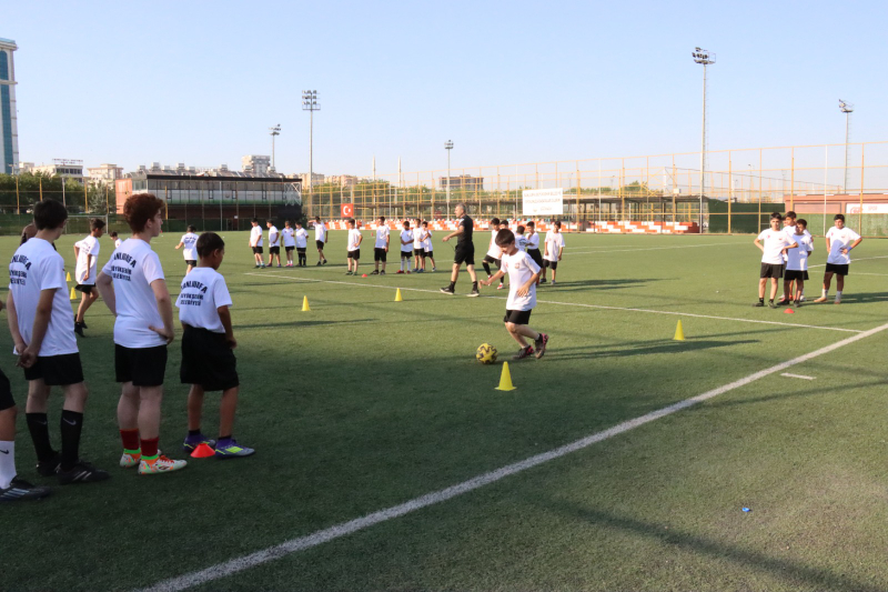 ŞANLIURFA BÜYÜKŞEHİR BELEDİYESİ BİNLERCE ÇOCUĞU FUTBOLLA BULUŞTURUYOR
