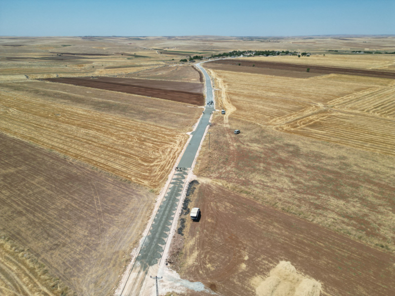 ÜÇ İLÇEYİ BİRBİRİNE BAĞLAYAN 17 KİLOMETRELİK GÜZERGÂHTA BETON YOL ÇALIŞMALARI SÜRÜYOR