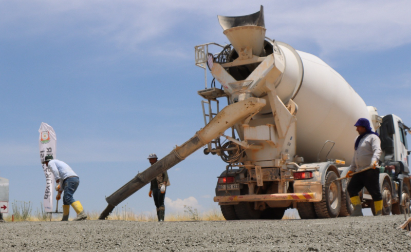 ÜÇ İLÇEYİ BİRBİRİNE BAĞLAYAN 17 KİLOMETRELİK GÜZERGÂHTA BETON YOL ÇALIŞMALARI SÜRÜYOR